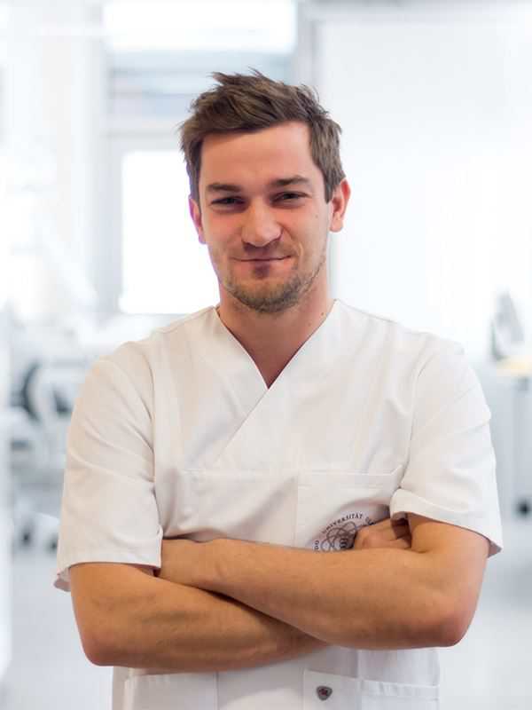 Christian Müller- Angestellter Zahnarzt
